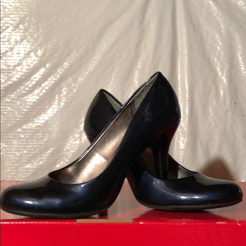 Gently used navy pumps